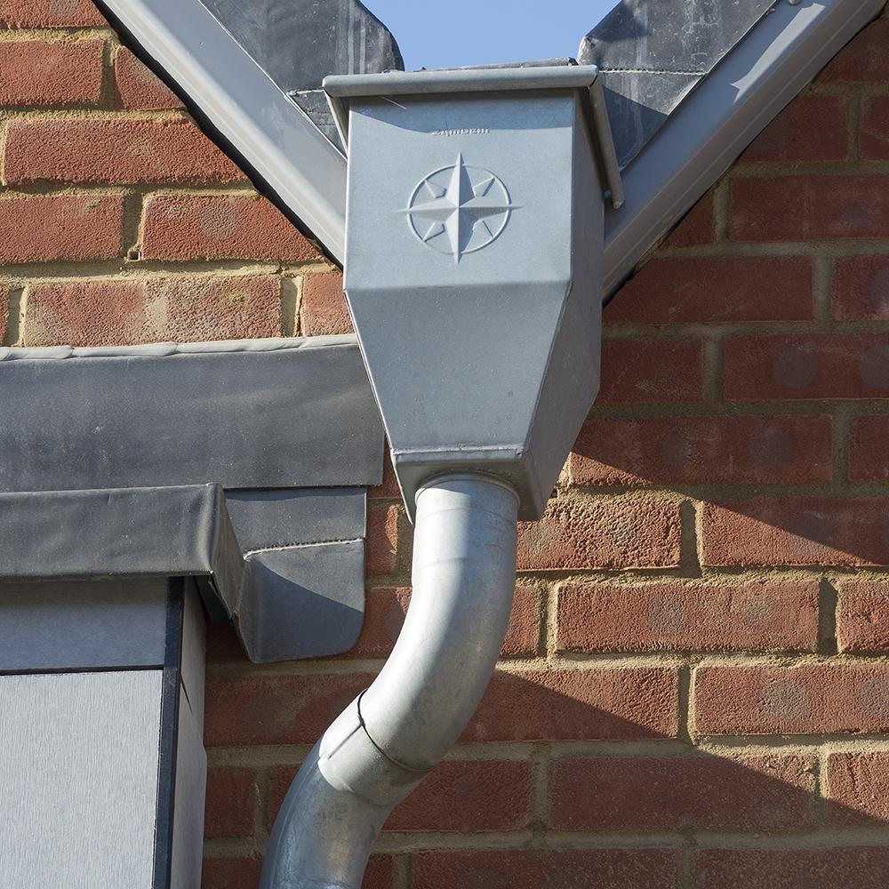 alumasc_infinity_steel_ornamental_hopper_head_aluminium_grey_lifestyle