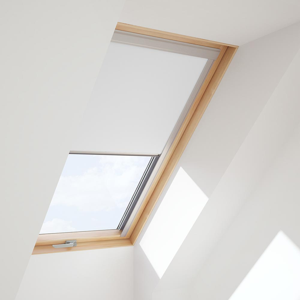 Universal Blackout Blind in White (fits Roof Windows - 66cm x 118cm)