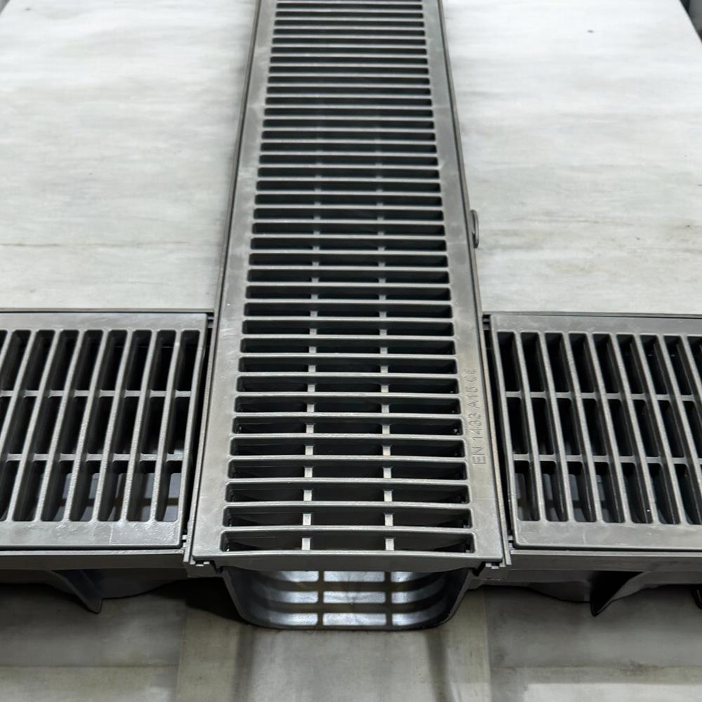 dekdrain_vela_a15_plastic_channel_drain_with_plastic_heel_grating_vl84_1m_length_secondary_7