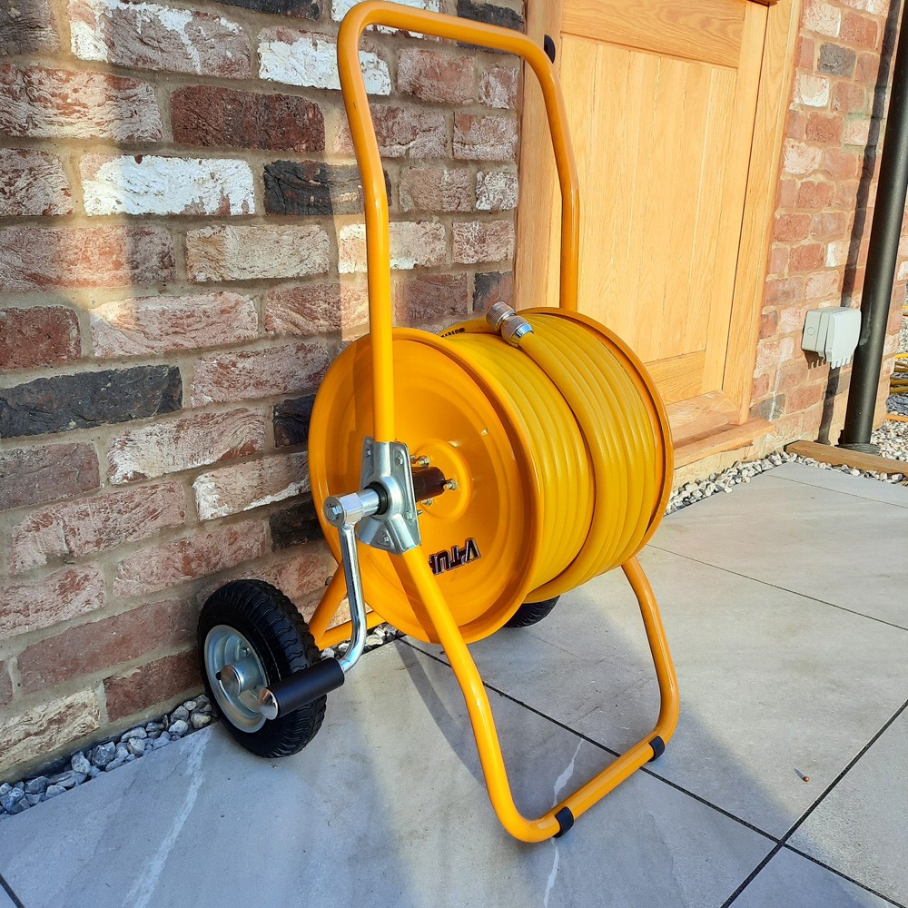 v_tuf_manual_wind_hose_reel_trolley_fitted_with_washflex_pro_hose_lifestyle