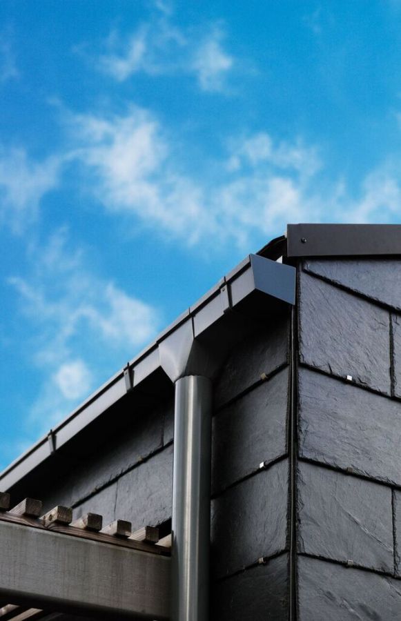 Product image for Lindab Magestic 140mm Rectangular Galvanised Steel 90dg External Gutter Corner